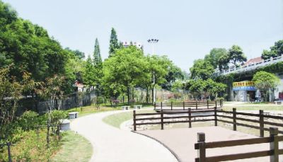 零陵区新建的20多个城市小游园成了休闲的大乐园。