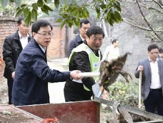 永州市委书记陈文浩（前左）在街道社区参与清扫垃圾。