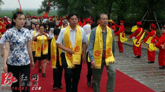 图为主祭人黄二良、唐太勇偕各界人士入场