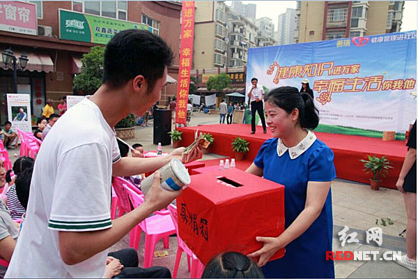 照片说明：1.活动现场，爱心市民还为再生障碍性贫血患者凯凯（化名）筹集到6000多元爱心善款。