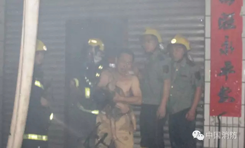 战友从指导员杨科璋怀里抱过小女孩交给其父亲。