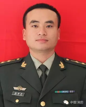 身先士卒的指导员杨科璋。