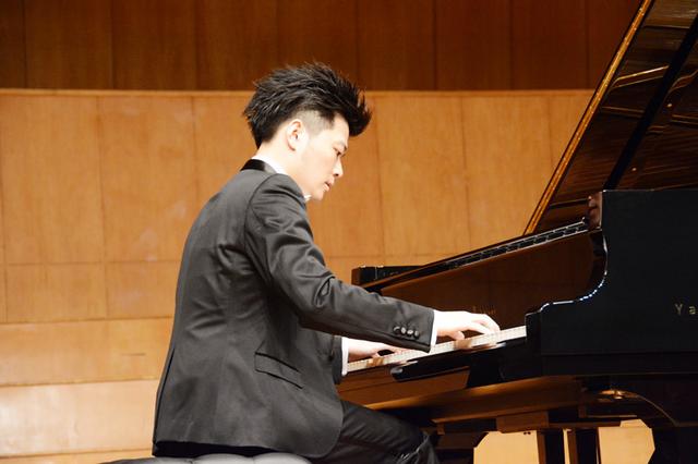 薛汀哲携新专辑回宁 音乐会场面火爆一票难求