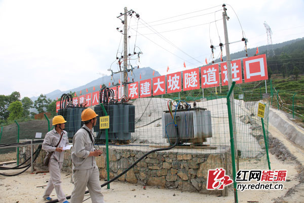 工作人员巡视电气设备运行情况