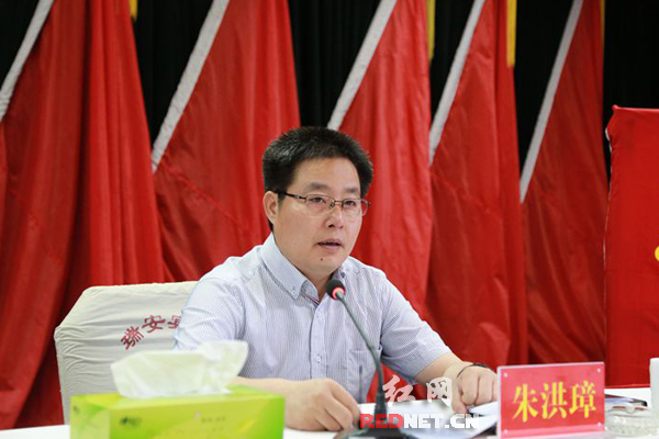 张家界市国税局党组书记、局长朱洪璋为广大党员干部讲专题党课。