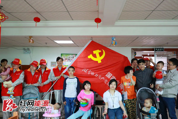 工作人员与小朋友们合影