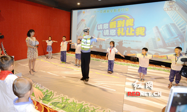 6月1日，株洲市交警支队联合市文明办、市教育局开展“请您看到我，请您礼让我”活动，图为银海学校学生向交警叔叔学习交通安全指挥手势