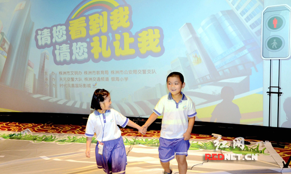 孩子们现场演练如何正确参与交通