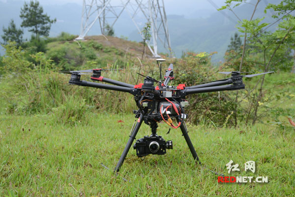 搭载着高清摄像机和红外测温仪的六旋翼无人机