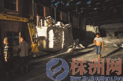 6月1日晚，工作人员正在转移漂白粉 记者 谢慧 摄