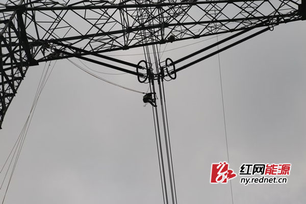 工作人员进行斜拉法更换作业