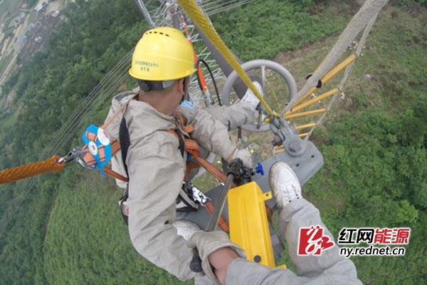 更换绝缘子现场