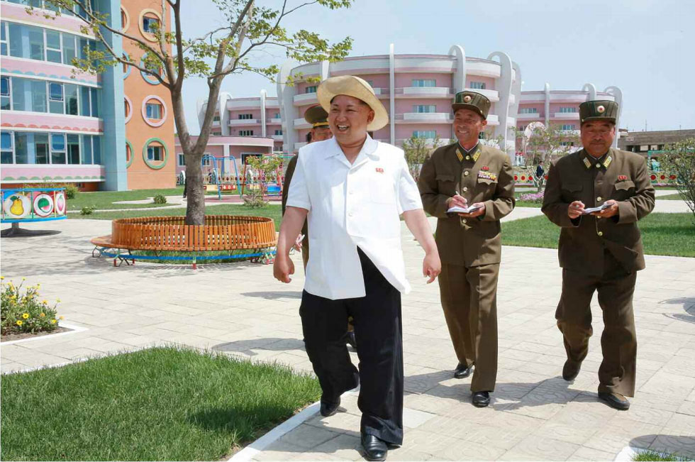 金正恩视察竣工育儿院和爱育院 庆祝儿童节(组