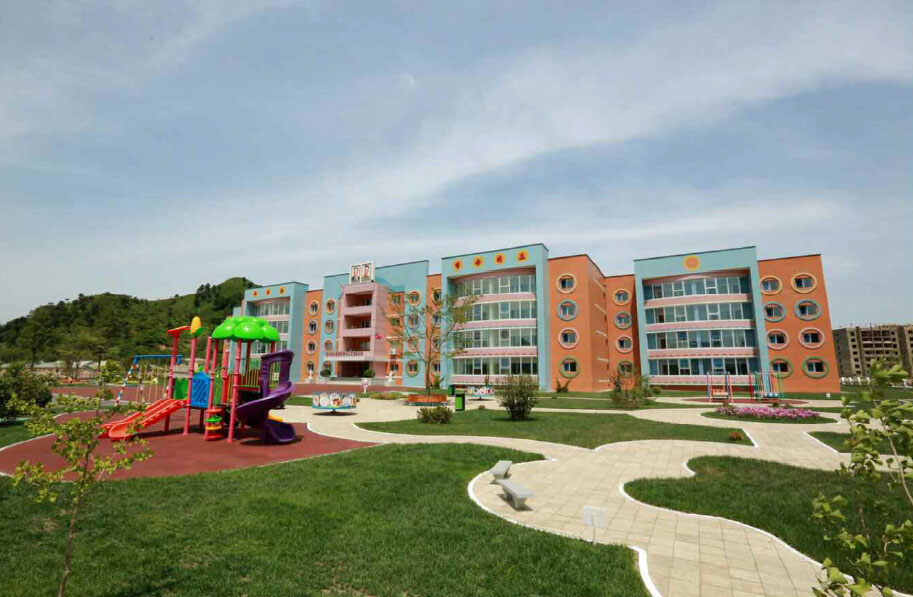 金正恩视察竣工育儿院和爱育院 庆祝儿童节(组