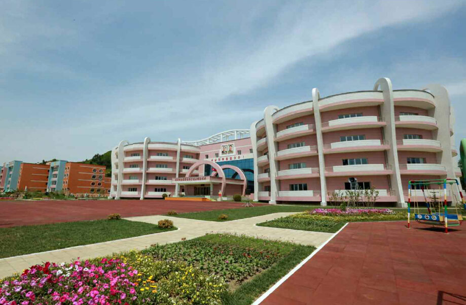 金正恩视察竣工育儿院和爱育院 庆祝儿童节(组