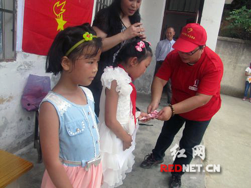 湘乡帮女郎爱心人士为曹珂和彭可涵献上爱心。