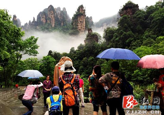 张家界武陵源景区雨雾飘渺引游客