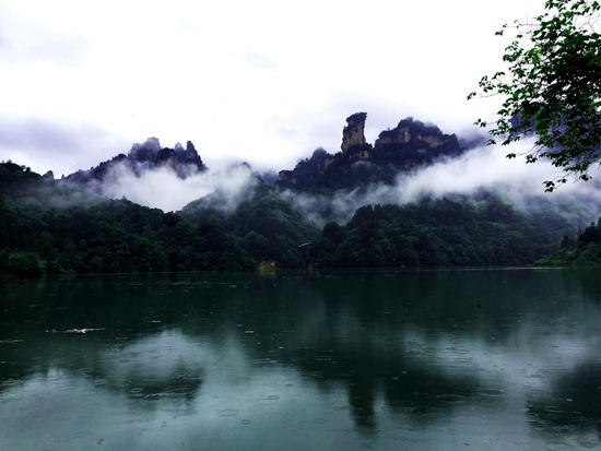 张家界武陵源景区雨雾飘渺引游客