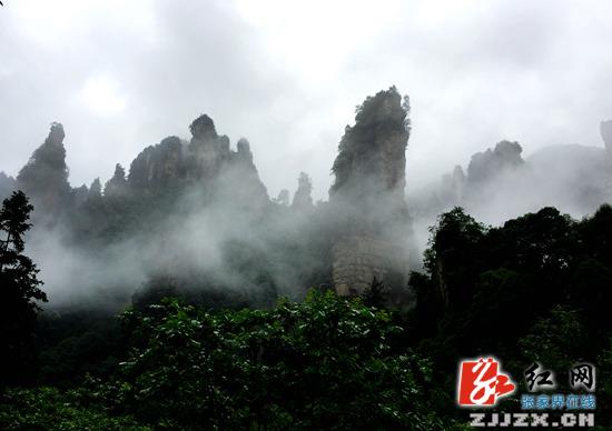 张家界武陵源景区雨雾飘渺引游客