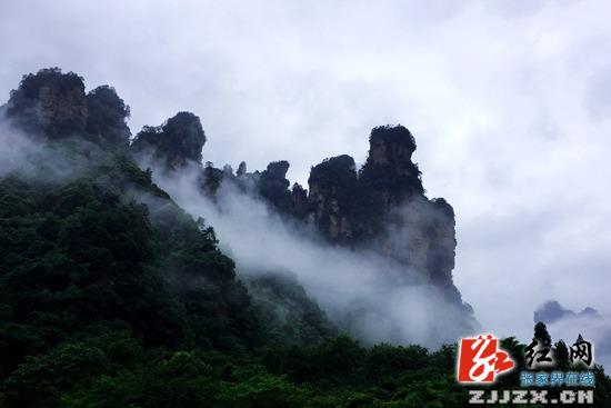 张家界武陵源景区雨雾飘渺引游客