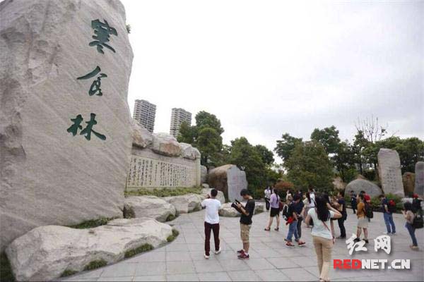 大家在遗爱湖公园寒食林了解苏东坡故事