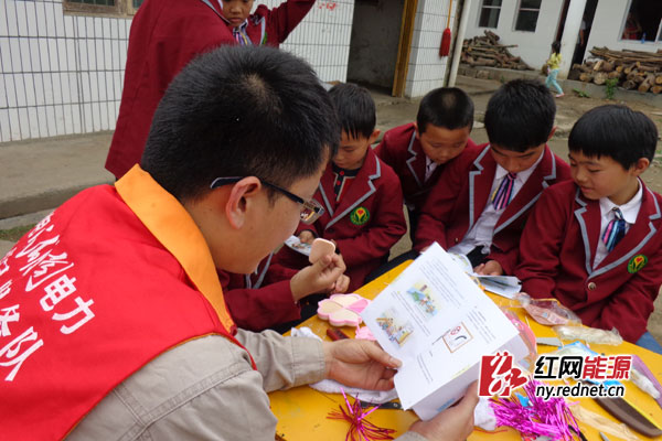 党员服务队向孩子们讲解《农村用电安全常识》。