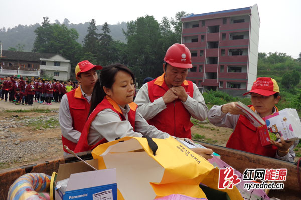 服务队给学校送课外书籍、体育用品、常用电器的备品备件、安全用电读本。