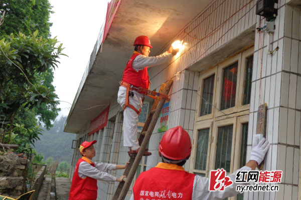 服务队给学校安装室外照明。