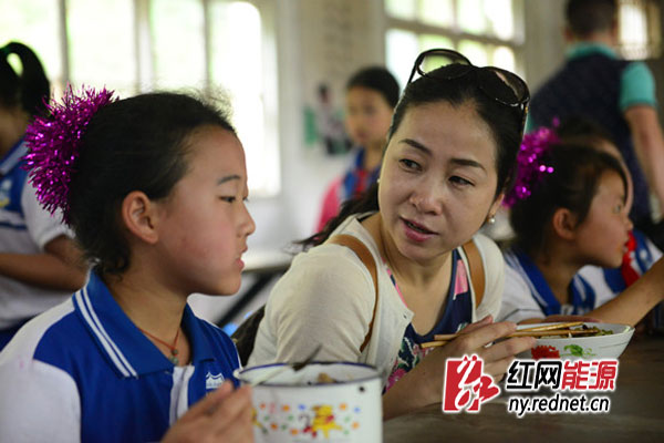 “爱心妈妈”和留守儿童共进营养午餐