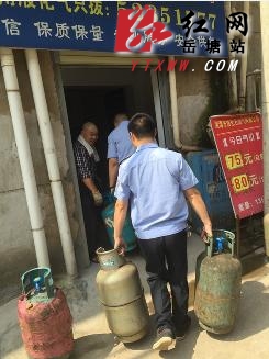液化气罐霸占人行道存安全隐患 岳塘城管及时制止