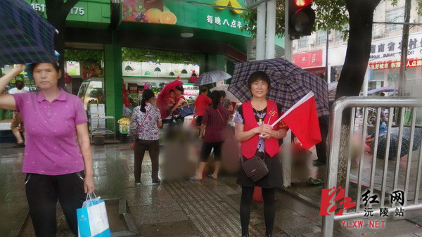 老年志愿者们传递文明