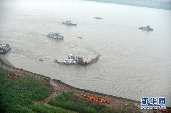 6月2日，空中拍摄的长江客船翻沉搜救现场。 新华社发 叶海涛 摄