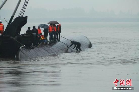 6月2日下午，湖北监利沉船地点，救援人员在倾覆的客船附近继续进行搜救。 中新社发 张晟光 摄