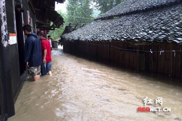 6月3日5时至上午午11时，湖南怀化中方县22个乡镇出现大到暴雨过程，平均雨量达78毫米，超过200毫米的有2个，新建镇单站降雨量210毫米，为全县降雨量最大。