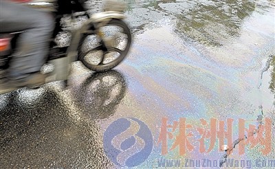 果园小区门前的马路上布满油污，有很多骑车的市民摔伤 张媛 摄  