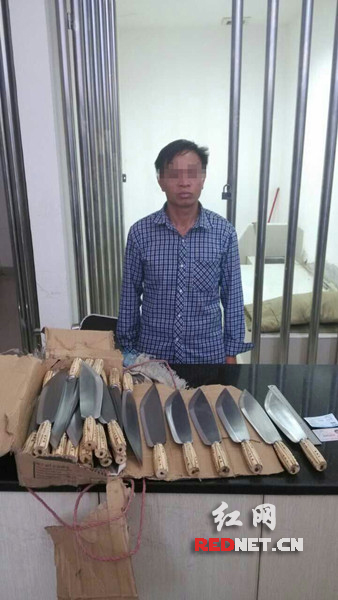 男子携40把杀猪刀来到郴州西高铁站乘坐列车