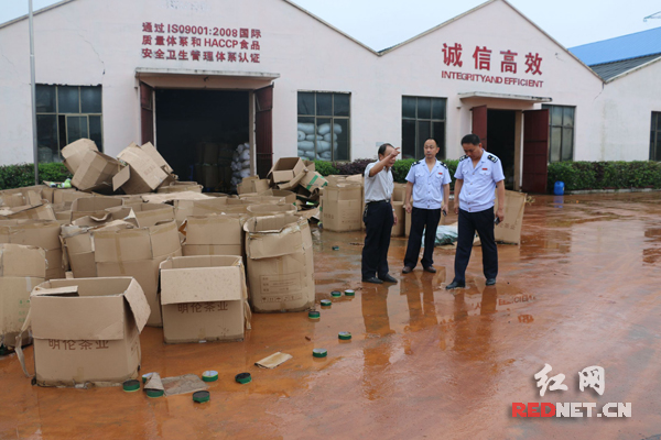 临湘市国税局工作人员深入企业了解受灾情况，帮助企业重建。