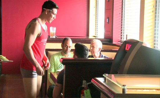 美国一餐厅主打“猛男”牌服务生有健壮胸肌(图)