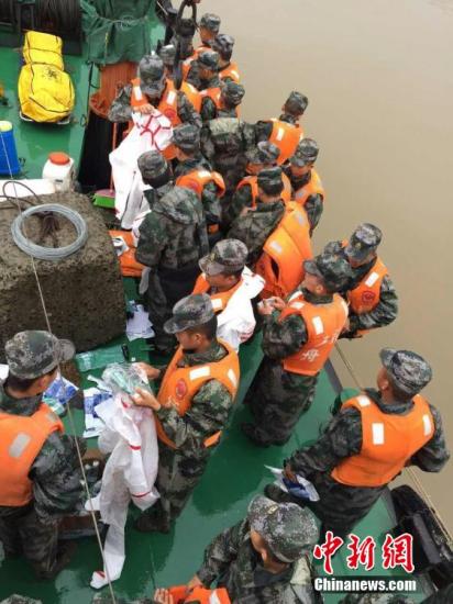 6月4日清晨，长江客船翻沉现场，来自各个方面的搜救人员不间断开展搜救工作。　中新社发 郭晓莹 摄  