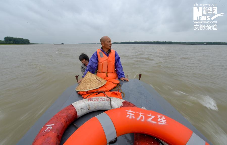 6月3日，冯凯敏和工友江清明在江面搜寻。