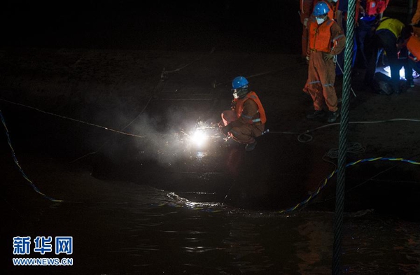 　　6月3日，救援人员对“东方之星”轮的底部进行切割作业以便救援。新华社记者肖艺九摄