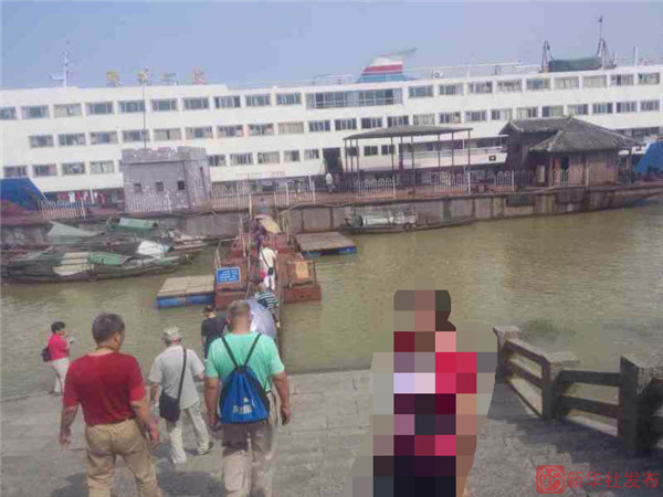 6月1日，游客在湖北赤壁码头游玩