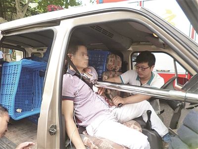 南京一面包车撞上护栏副驾乘客遭钢管穿胸（图）