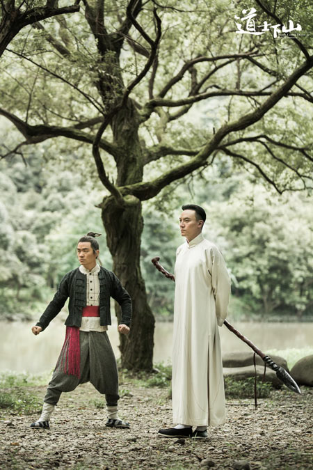 王宝强饰演何安下与张震饰演