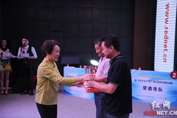 湖南省政协副主席王晓琴为获奖代表颁奖。