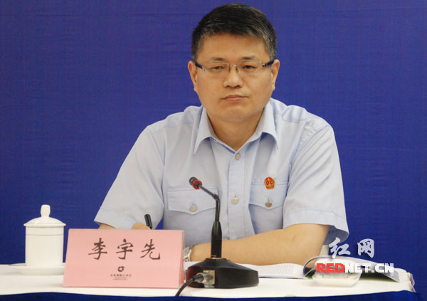 省高级人民法院审判委员会委员、新闻发言人李宇先介绍湖南法院涉环境资源审判工作情况。