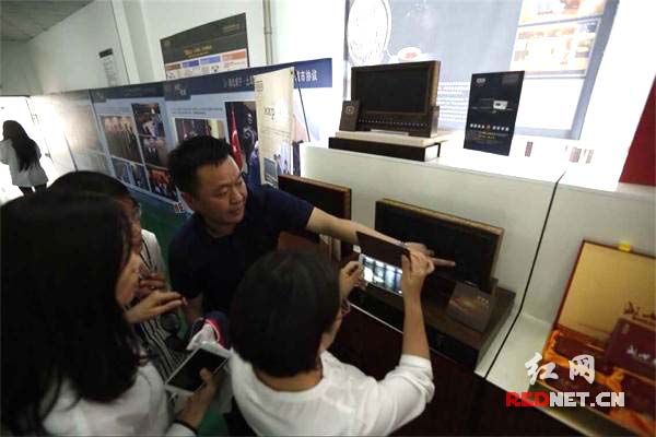 羊楼洞茶业股份有限公司董事长刘建军介绍赤壁青砖茶。