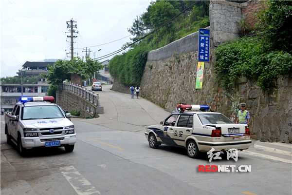 交警、城管早早来到考点处维持秩序