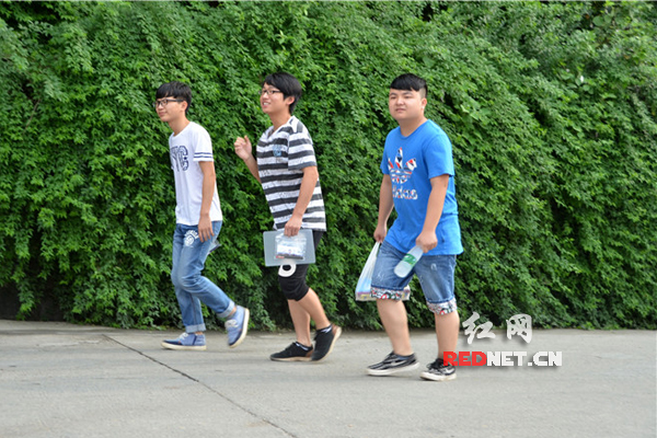 考生信心满满地步入考场