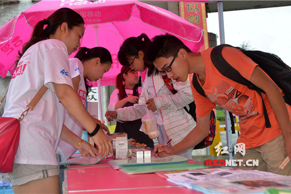 考生在免费领取考试用品